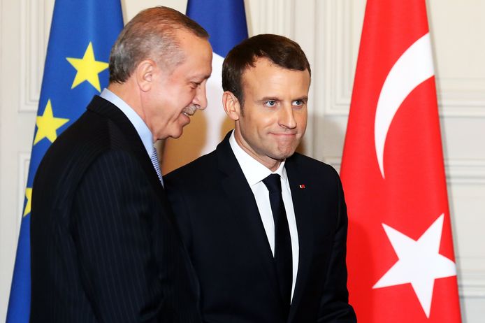 De Franse President Emmanuel Macron (R) en de Turkse president Recep Tayyip Erdogan tijdens hun ontmoeting in Parijs vandaag.