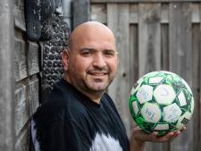 Voetbaltrainer zijn van Tilburgse studenten, dat valt nog niet mee: ‘Ik vroeg: wie gaan er rijden? Bleek bijna niemand een auto te hebben’