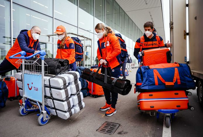Olympiers met hun koffers bij de vertrekhal voorafgaand aan de vlucht naar de Chinese hoofdstad Peking.