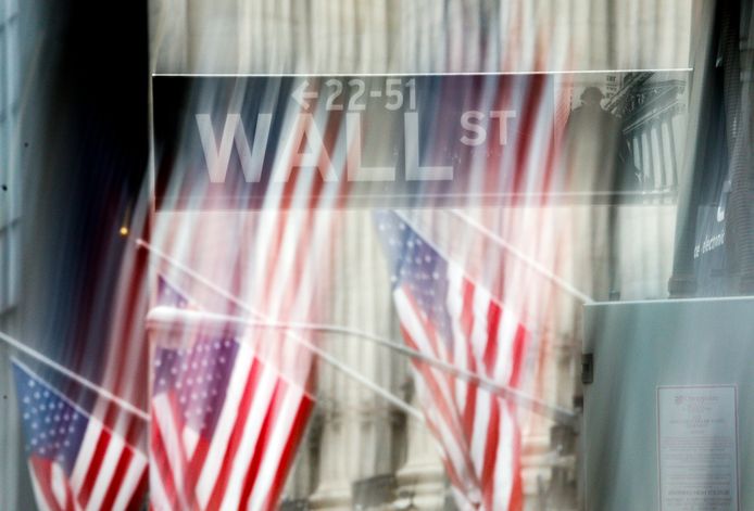 epa06500572 A view of a sign for Wall Street outside the New York Stock Exchange in New York, New York, USA,  06 February 2018. The Dow Jones industrial average dropped over 500 points at market open, but quickly moved positive. Yesterday the market closed down over 100 points.  EPA/JUSTIN LANE