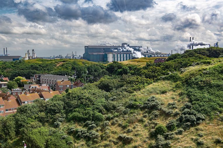 Wijk aan Zee, met op de achtergrond Tata Steel.
 Beeld Guus Dubbelman / de Volkskrant