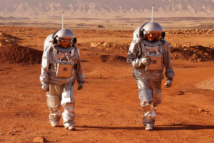 Twee militairen lopen in ruimtepakken door de zuidelijke Israëlische Negev-woestijn bij een trainingsmissie die de omstandigheden op Mars moet nabootsen. Archiefbeeld uit oktober 2021.