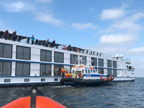 Reddingsboot Urk pikt passagier cruiseschip op IJsselmeer op na medisch incident