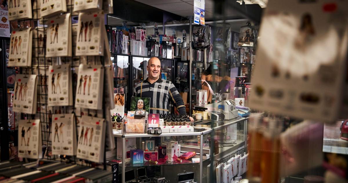 boerderij effect Bakken De vrolijke eigenaar van Sex Shop Helen: 'Dit is mijn lust en mijn leven' |  Rotterdam | AD.nl