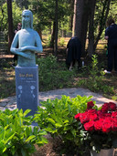 Het Anne Frank-beeld van Mariëtte Coppens is verhuisd naar de Joodse begraafplaats in Oisterwijk