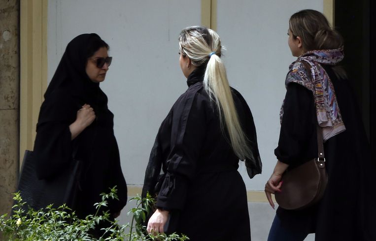 Tether Variant weduwe Iraanse politie zet camera's in om kleding van vrouwen strenger te  controleren