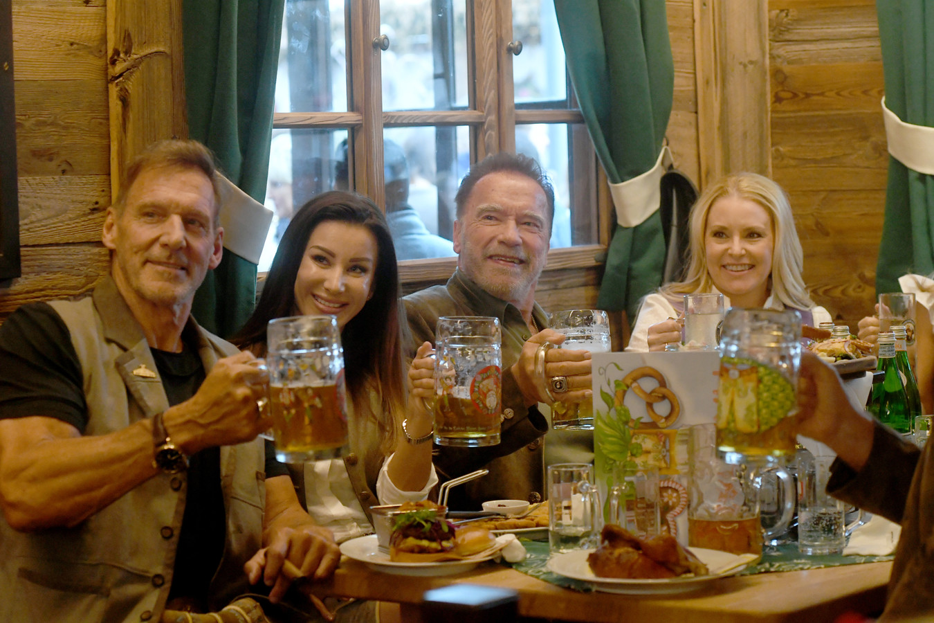 KIJK. Arnold Schwarzenegger leeft zich uit en dirigeert zelfs de band op  Oktoberfest | Foto | hln.be