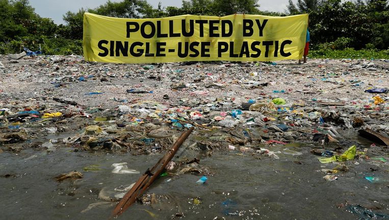 Milieu activisten verzamelen plastic aan de kust in de Filipijnen Beeld epa