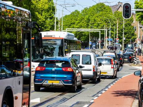 Lawaaiige tramverbinding en overvolle wegen: randgemeenten Den Haag raken overbelast
