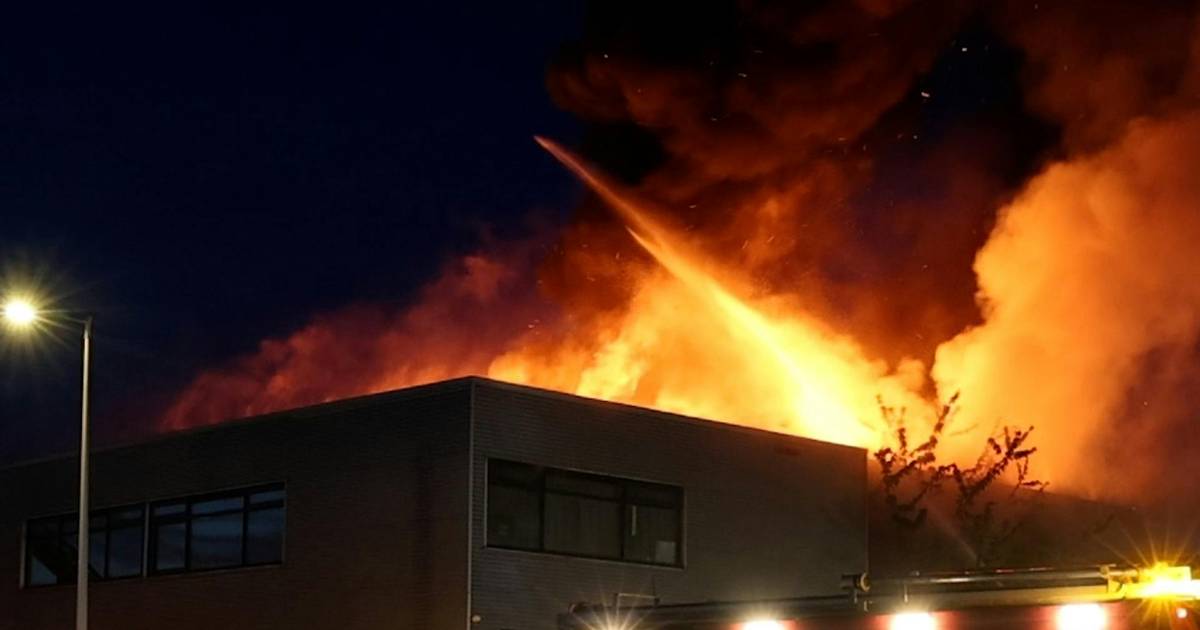 Zeer grote brand in autobedrijf Nieuw-Zeelandweg in Amsterdam