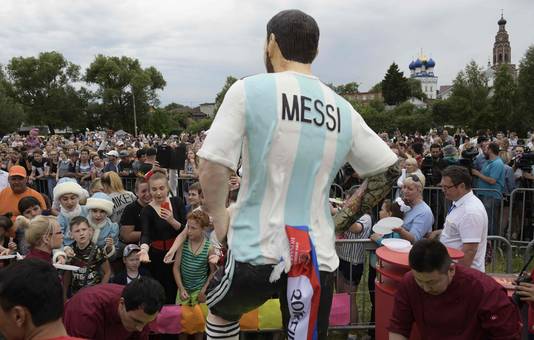 Een taart van twee meter: Messi's 31ste verjaardag werd in stijl gevierd.