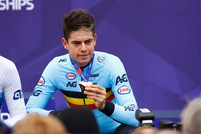 Brons op de weg voor Wout van Aert.