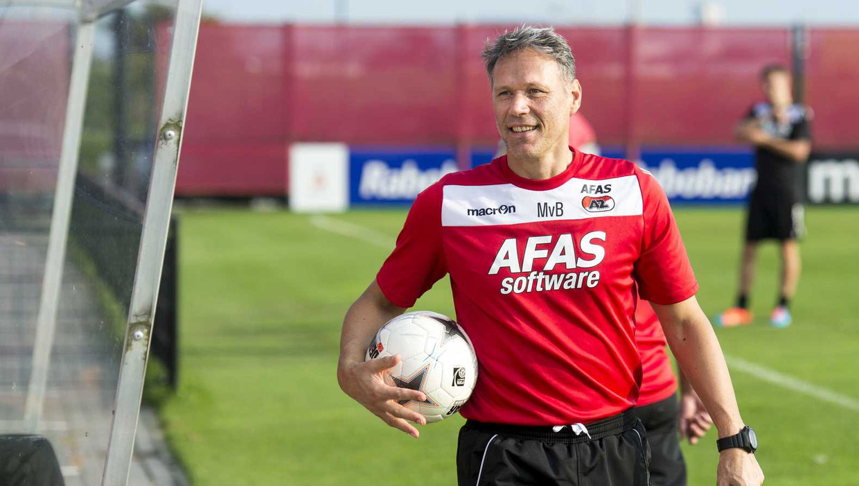 Marco van Basten na afloop van de AZ-training. Hij laat weten dat hij zijn functie als hoofdtrainer opgeeft. Beeld anp