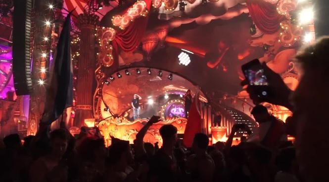 Terwijl Like Mike ons spot in het publiek, vertelt Dimitri Vegas wat er gaande is.