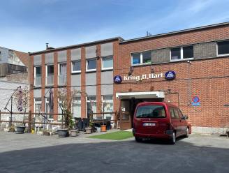 Parochiale kring naast kerk Sint-Amandsberg ruimt plaats voor 15 sociale woningen: “In tussentijd wacht tijdelijke invulling”