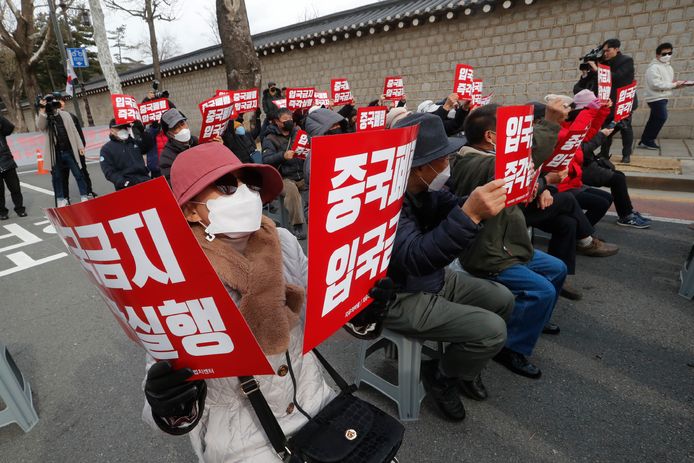 Zuid-Koreanen protesteren in hoofdstad Seoel tegen het toelaten van toeristen uit China.