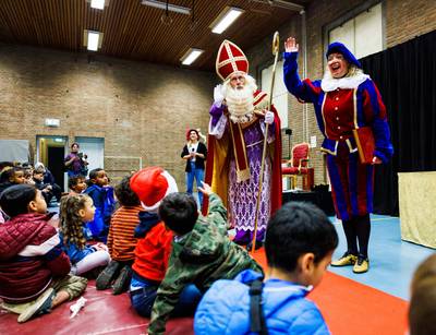 Sinterklaasvoorstelling in azc Gilze: ‘Brug naar Nederlandse gewoonten en cultuur’