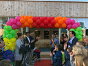 Burgemeester Jelle Wouters knipt het lint door en opent zo officieel de nieuwe kleuterschool