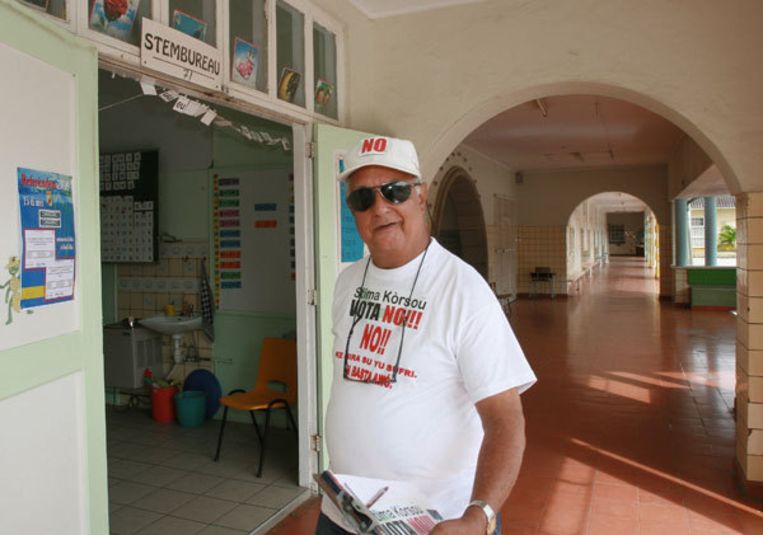 Een bewoner op Curacao steekt zijn mening niet onder stoelen of banken bij het uitbrengen van zijn stem rond het referendum over de toekomst van het eiland. Het ja-kamp won uiteindelijk met een nipte meerderheid van 52 procent. Foto: ANP/Prince Victor Beeld 