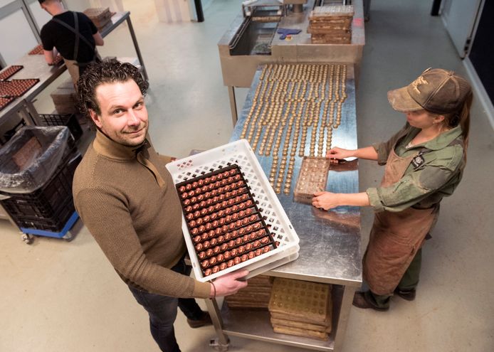 Gido van de Kamp van Gideaux Bonbons uit Montfoort toont bijzondere bonbons waarin echt brons en goud is verwerkt.
