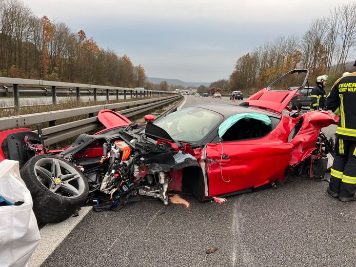 Sociologie Lezen contrast Ferrari crasht met 300 kilometer per uur op Duitse snelweg | Auto | AD.nl