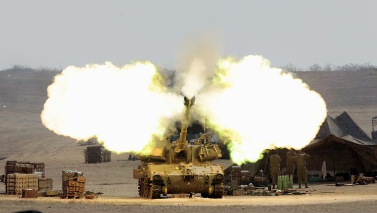 Een Israëlische artillerie-eenheid vuurt een granaat af tijdens Israëlische beschietingen op de Gazastrook. Beeld epa