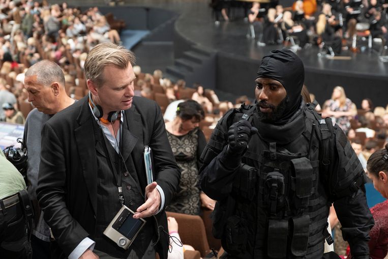 Christopher Nolan (links) op de set van ‘Tenet’ met hoofdrolspeler John David Washington. Beeld 