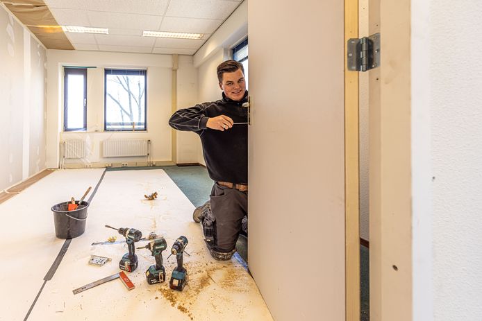 Een van de kantoren (Ruysdael) op Oosterenk wordt klaargemaakt voor de opvang van Oekraïense vluchtelingen.