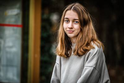 “Te ziek? Nee, ik haal net kracht uit wat ik doe”: CVS-patiënte Samantha (17) schreef al een boek en start nu met eigen jeugdbeweging en lezingen