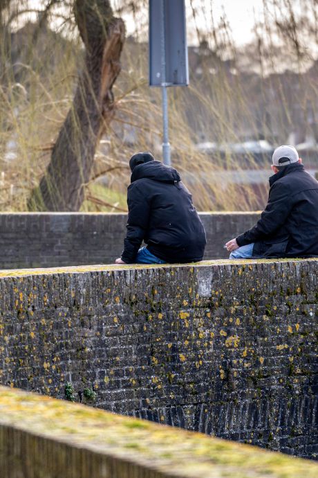Aanpak overlast bij Wilhelminabrug zou werken. Maar  buurtbewoner noemt het dweilen met de kraan open  