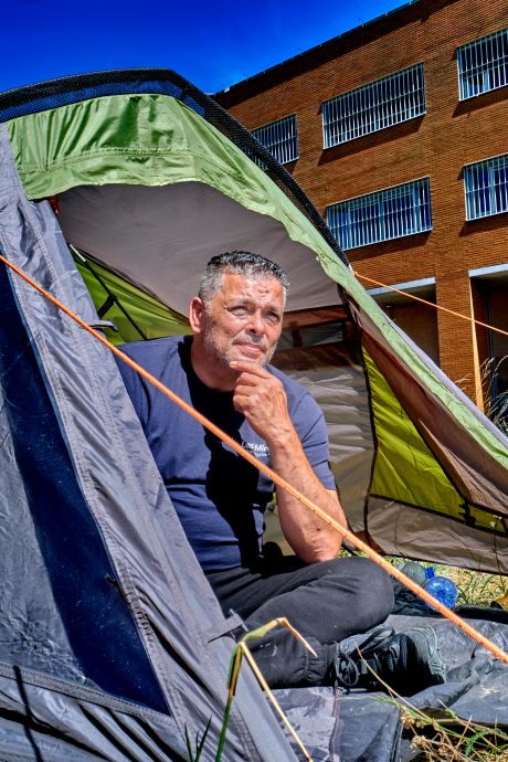 Joop (58) kan stoppen met zijn hongerstaking, want hij heeft een baan en onderdak aangeboden gekregen