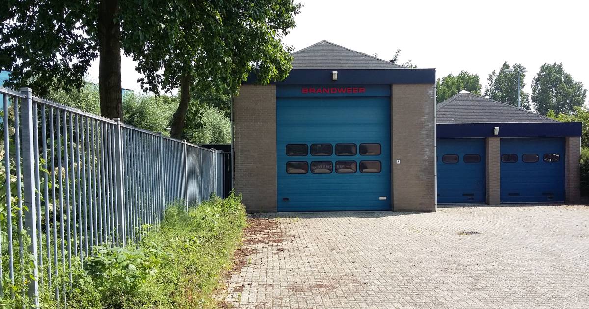Brandweer Heinkenszand vertrekt voor tijdelijk naar Dorpsstraat .