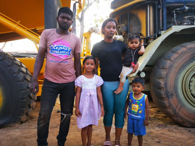 Automonteur Kesan Nanden met zijn vrouw Chandeni Rama en hun kinderen. Beeld Iwan Brave