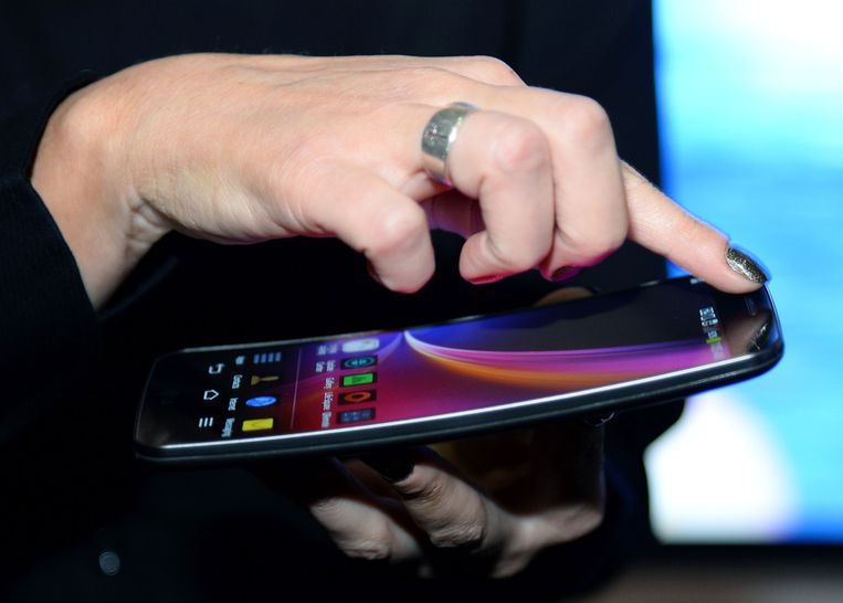 Ook flexibele smartphones ontbreken niet op de CES 2014. Beeld getty