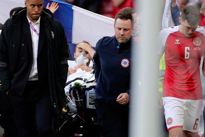Eriksen is wakker en wordt van het veld gedragen.