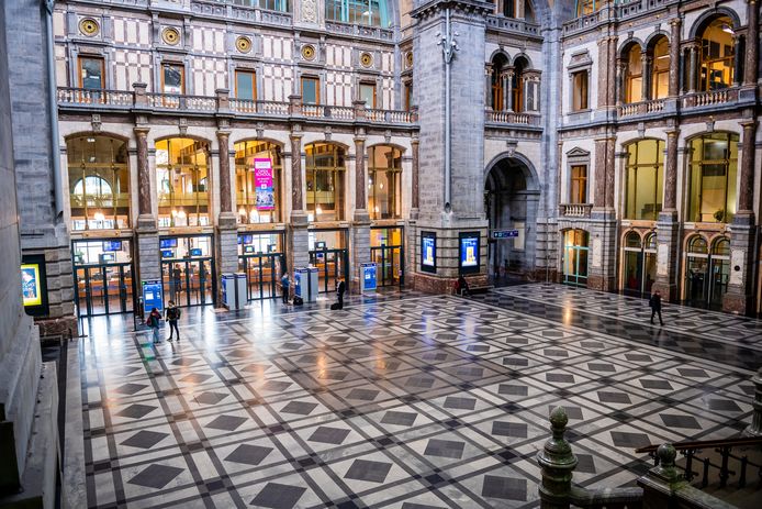 Ook het Centraal Station in Antwerpen is leeg vandaag.