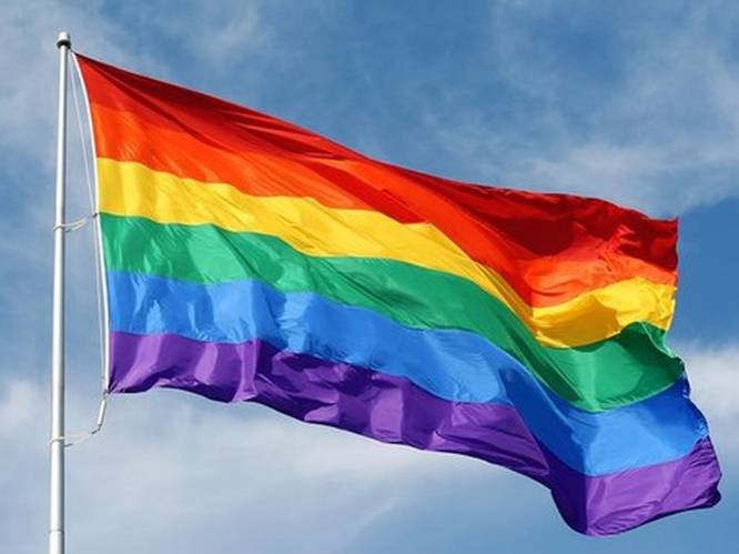 Stadhuis hangt regenboogvlag op tegen discriminatie voor holebi’s en transgenders 