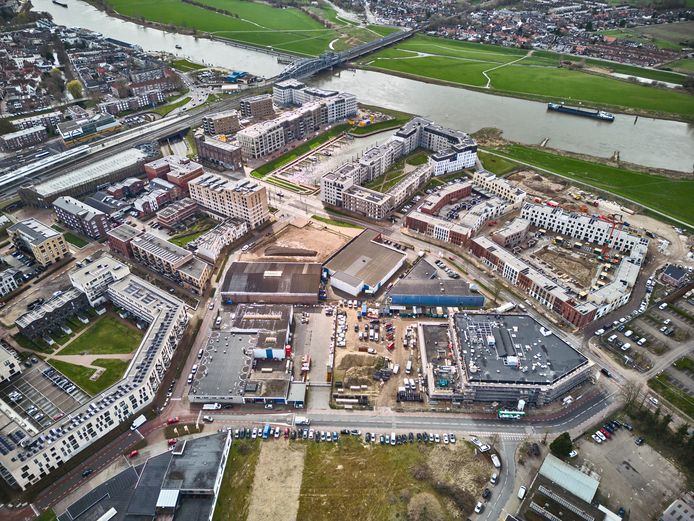 Midden in beeld de ‘driehoek’ tussen de Coenensparkstraat en de Dreef waar enkele bedrijven liggen die de gemeente wil uitkopen om plaats te maken voor woningen.
