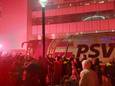 PSV-fans zingen luidkeels richting de spelersbus, die aankomt bij het Philips Stadion in Eindhoven.