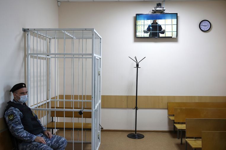 Navalny verscheen maandag per videoverbinding voor een rechtbank in Petoesjki, een stadje ten noordoosten van Moskou.  Beeld AP
