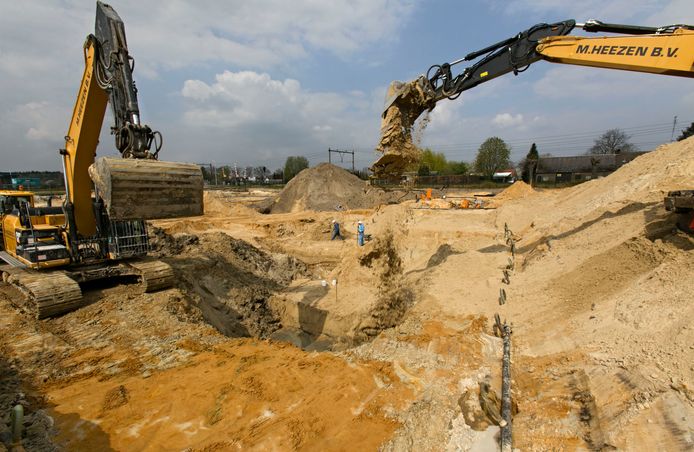 Vervuilde grond eruit (links), schone grond erin (rechts) op het voormalige terrein van machinefabriek Te Strake in Deurne.