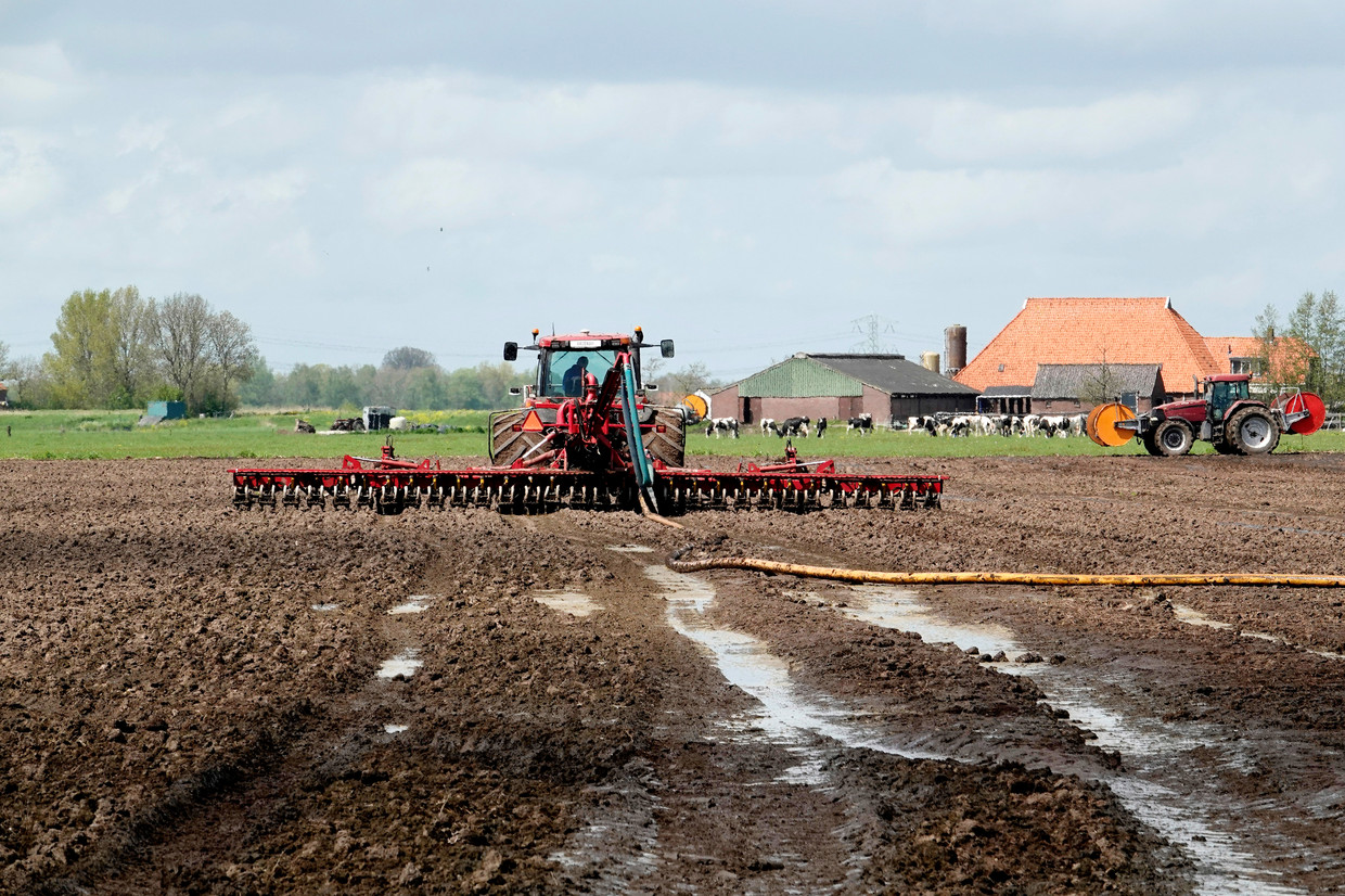 Een boer bemest zijn grond. Over de vraag of en hoe de landbouw minder milieubelastend kan worden, lopen de meningen fors uiteen.