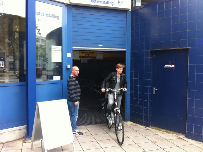 De fietsenstalling onder de Roselaar. Foto Peter van Trijen