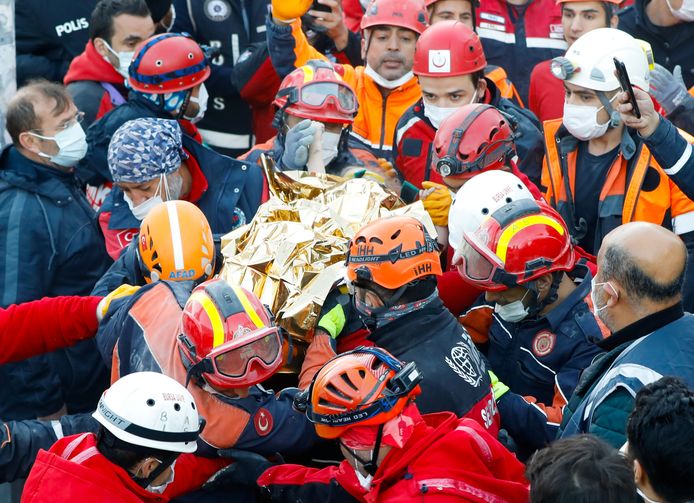 Reddingswerkers halen een 3-jarig meisje vanonder het puin in de Turkse stad Izmir na de zware aardbeving.