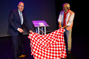 De Bossche burgemeester Jack Mikkers onthult samen met Cor Swanenberg diens nieuwste en naar eigen zeggen mooiste boek Brabantse Humor. Daarin karakteriseert hij 130 Brabantse artiesten. Het eerste exemplaar van het boek is onlangs overhandigd aan commissaris van de Koning Wim van der Donk.