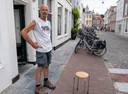 Jan van Dam liet eerder zien dat het nogal wat verschil maakte of er een krukje of fietsen staan uitgestald. Maar de voorzieningenrechter stelt dat de fiets als voertuig geen sta in de weg is.