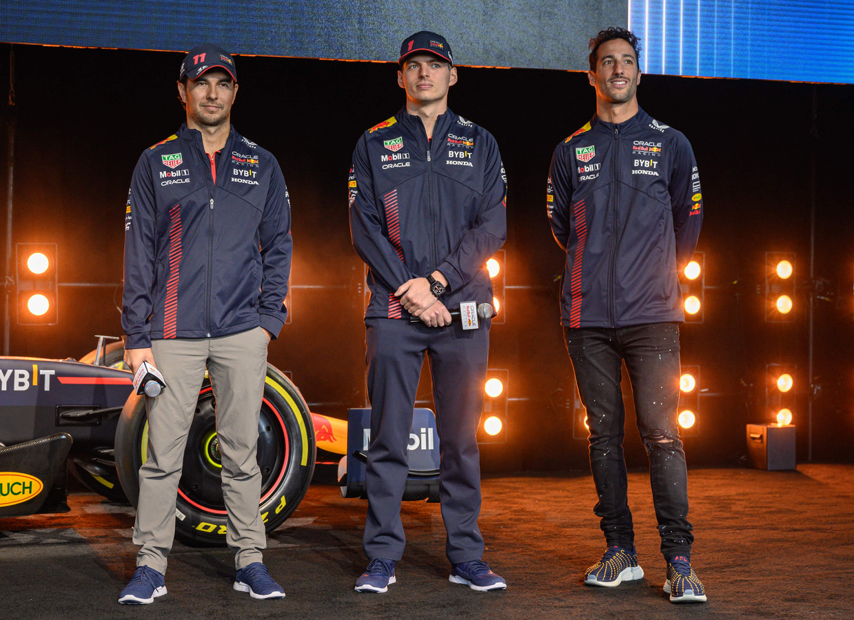 Max Verstappen, Daniel Ricciardo (R) en Sergio Pérez (L).