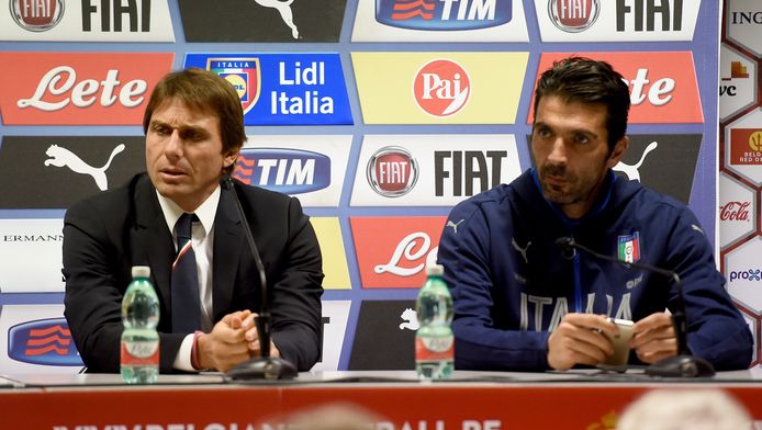 Buffon avec le sélectionneur italien, Antonio Conte.