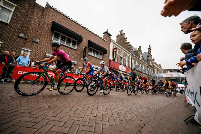 Wielertalent Luuk Holslag uit Almelo ziet zijn droom uitkomen, rijden in de Profronde van Almelo. Hij rijdt hier op kop voor de profs Ramon Sinkeldam en Lars van der Haar (r). 


Editie - ALMELO
FOTO: Emiel Muijderman EVM20220826