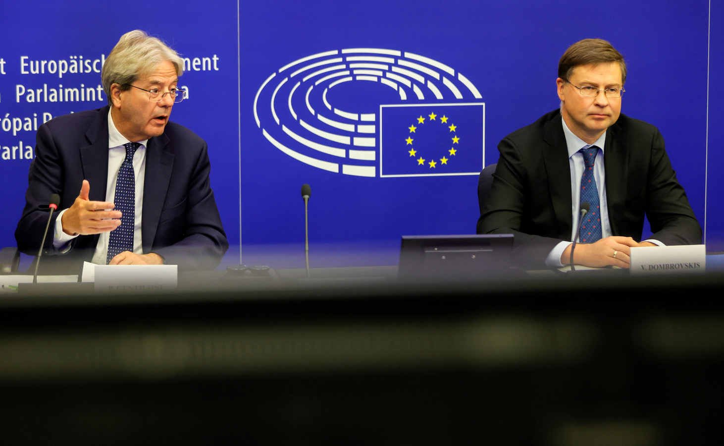 Vice-Commissievoorzitter Valdis Dombrovskis (rechts) en EU-commissaris van Economische Zaken Paolo Gentiloni bij de doorstart van de discussie over een nieuw EU-economisch beleid.